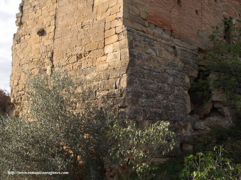 NGULO NORESTE DEL EDIFICIO. BASE DE LA TORRE PRIMITIVA